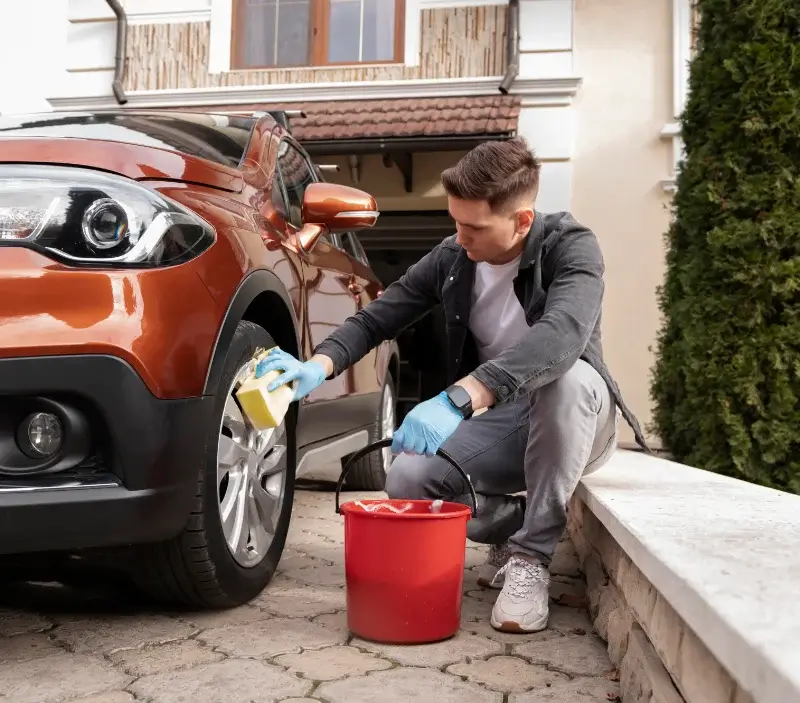 Lavage auto à domicile Évette-Salbert : professionnel intervenant sur un véhicule